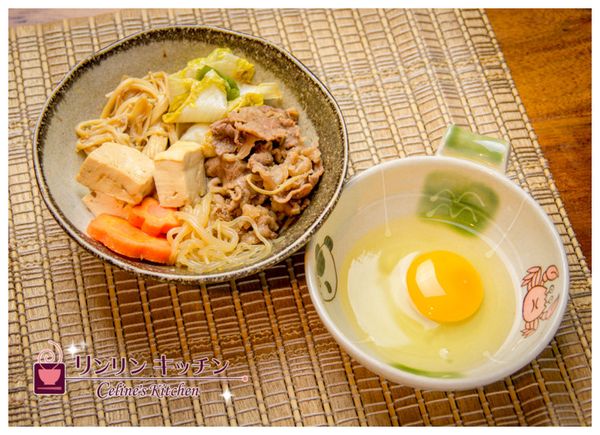 隨個人喜好可以打一顆生雞蛋拌勻加入一點醬汁攪拌後.所有食材沾著吃更添美味呢~