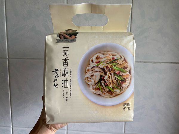 第一次買老媽拌麵！我選了蒜香麻油～