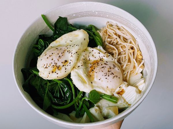 1、備料
2、一邊煮麵，一邊洗菜。
3、煮好麵之後，這金針菇、豆腐
4、煮半熟蛋，再煮青菜。
5、擺盤，加入調味，完成！