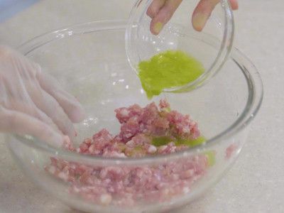 豬絞肉分三次加入蔥薑水，將肉打至有黏性。