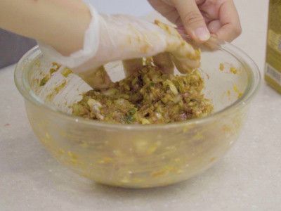 依個人口味加入熱炒系列粉、蔥風味油拌勻，並將所有餡料混合
※熱炒系列：三杯雞、麻婆豆腐、鐵板黑胡椒、宮保雞丁