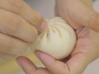 將高麗菜、蔥花與絞肉拌勻，取麵團50克將餡料25克包起。
※麵團:餡料=50克:25克