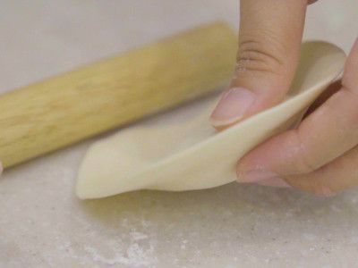 麵團分割為15等分，每份約50克，並將麵團桿至圓形，且中間厚外圈薄的狀態