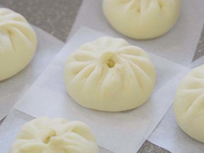 包子包好後，室溫靜置發酵30～50分，大約發成1.5倍大