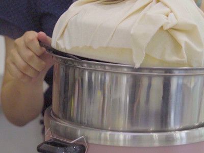 電鍋倒入水加熱，待蒸氣冒出後，蓋子包上紗布，放入包子蒸15分鐘，並用筷子讓鍋蓋留小縫隙，完成後待蒸氣散去即可取出食用。
※等待蒸氣散去再開蓋，包子才不會瞬間熱漲冷縮而塌陷