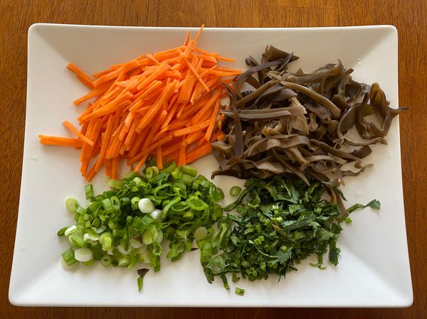 紅蘿蔔及木耳切成絲，準備好蔥花及香菜末