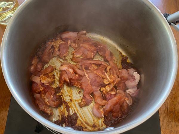 起油鍋，加入辣豆瓣醬，炒出香味後，在加入豬肉絲拌炒至8分熟