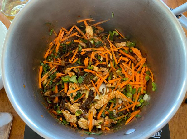 加入木耳絲、紅蘿蔔絲、蔥花及香菜末拌炒