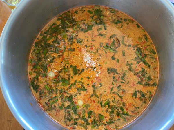 待水滾後，加入調味料（烏醋、白醋、白胡椒、鹽巴、烹大師、醬油），攪拌均勻