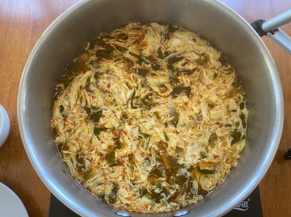 待水二次滾沸，加入豆腐及蛋液（蛋液要邊加變攪拌，才會變蛋花）
然後再加入太白粉水勾芡