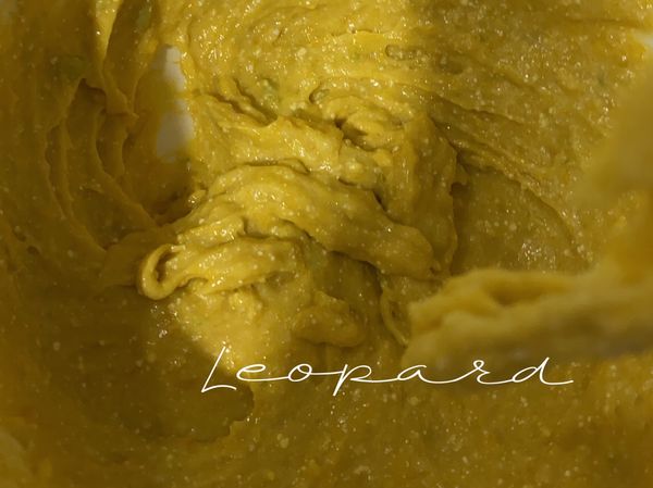 分次加入過篩樹薯粉
邊加邊拌勻
一次加太多容易有顆粒
都不難，需要的是有愛有耐性😂