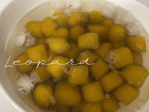 撈起泡冰水🧊冰鎮
你看這顏色美不美，
南瓜本身的顏色就那麼鮮豔了。