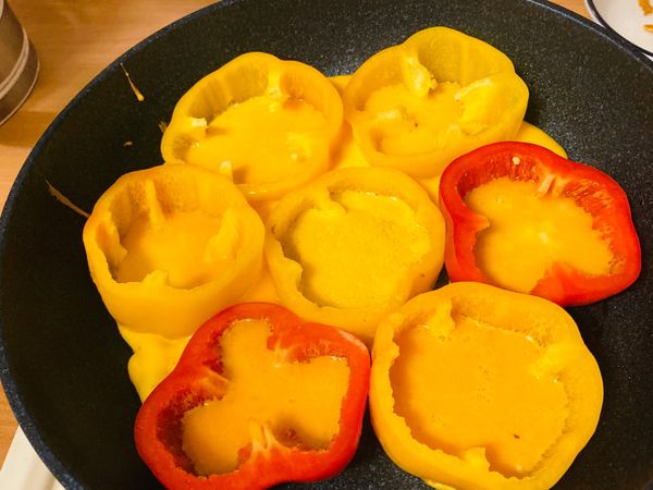將彩椒放鍋內後，下蛋液