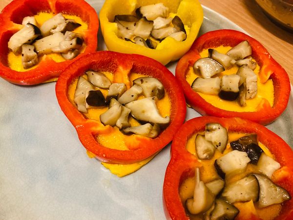 確定蛋液不會滑動後放上已炒熟的香菇丁