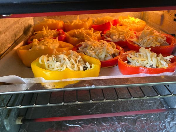 每個彩椒塔上放上起司絲後，進烤箱烤20分鐘190度