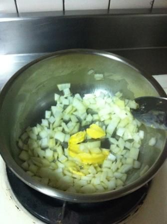 加入洋蔥拌炒約2分鐘