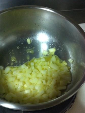 待洋蔥軟熟後加入100CC的開水