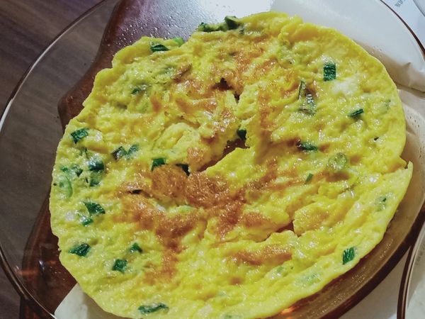 1. 將兩顆蛋、蔥、鹽、雞粉、
    牛奶打勻，備用。
2. 起油鍋，鍋子稍熱後倒入已
    拌勻的蔥蛋液。
3. 蓋上鍋蓋約2-3分鐘，
    翻面再煎一下~即可享用。