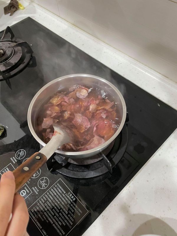 煮水加入玫瑰花瓣，水滾後濾掉花瓣及完成。