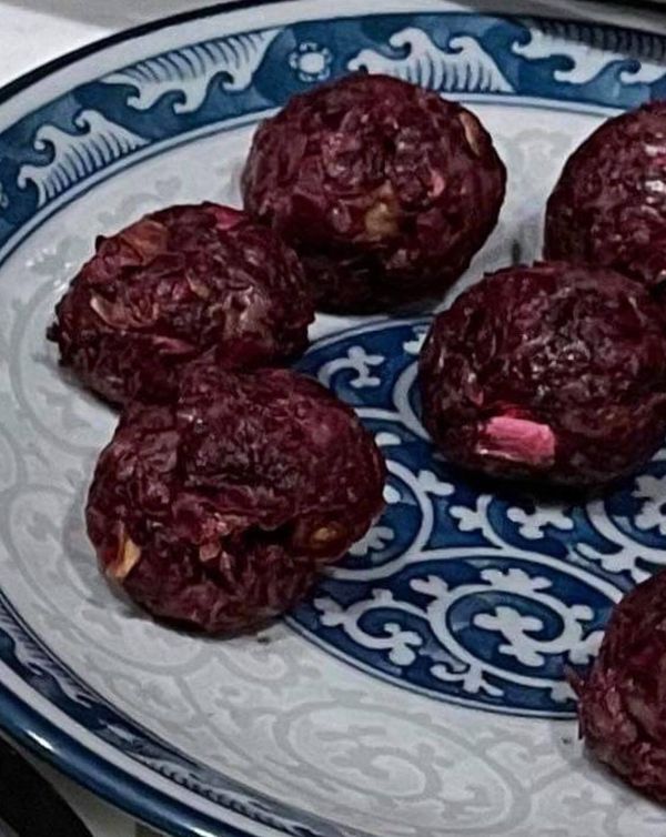 玫瑰花餡:玫瑰花瓣+蜂蜜+白砂糖+炒熟麵粉，揉成球狀。