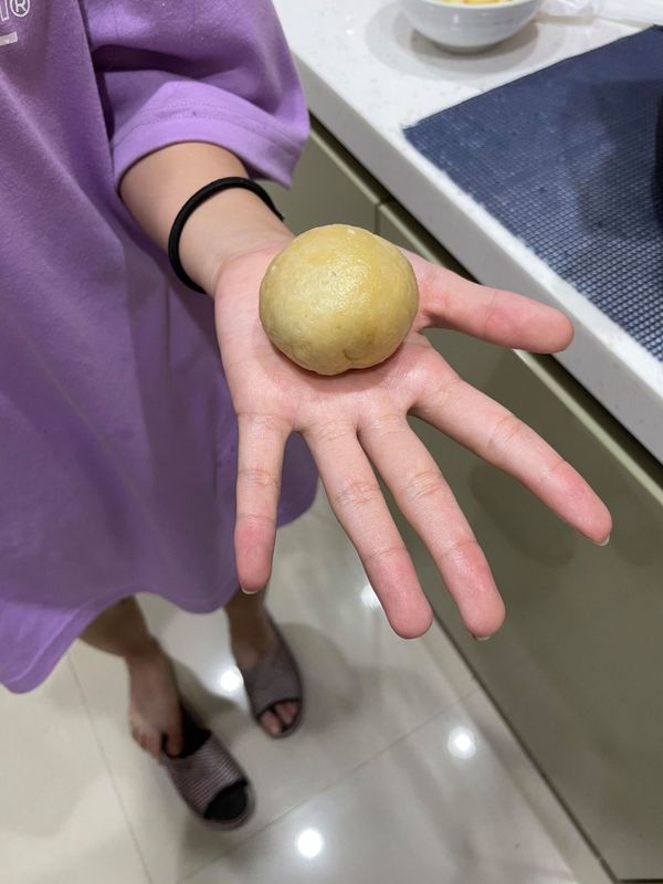 油皮:麵粉300g+糖粉30g+溫水75g+麥芽糖+豬油180g 揉成一球