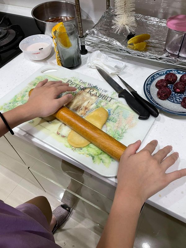 油酥包入油皮，來回桿平並捲起3次。
最後一次將中間壓平，兩端黏在一起，壓平。