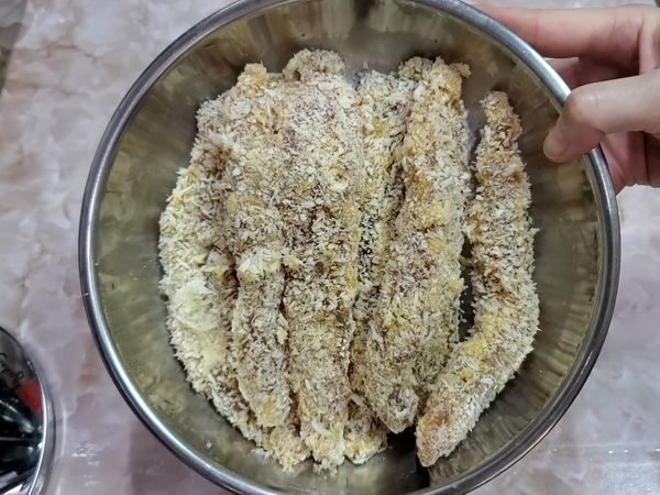 沾完粉的雞里肌，靜置等待返潮（原本白色的粉因空氣中的濕氣而變成深色），待會下鍋油炸時才不會掉粉。