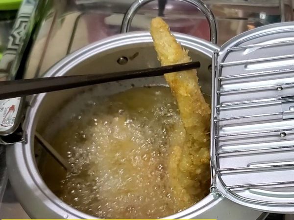 鍋中倒入多量的油，中小火加熱至160度，雞里肌一條一條下鍋，中火（食材下鍋，油溫會下降），炸至金黃（約3分鐘），先起鍋，勿重疊放置。