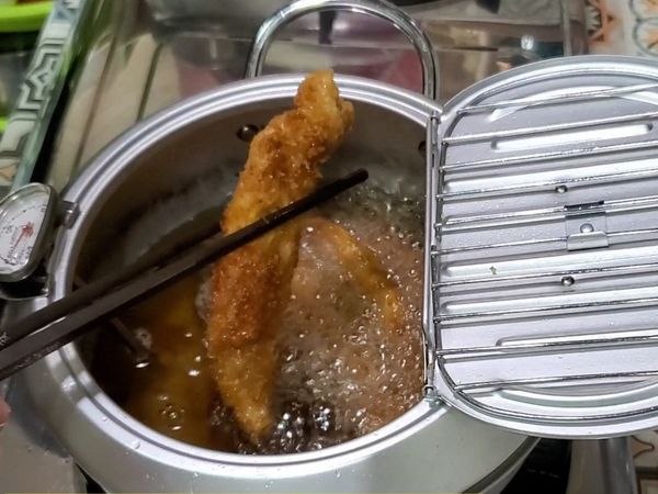 油溫再拉高至180度，雞里肌再回鍋炸約10秒，熄火，起鍋擺盤即可。
👉第一次炸：炸熟；第二次炸：逼油、搶酥（口感更酥脆）。