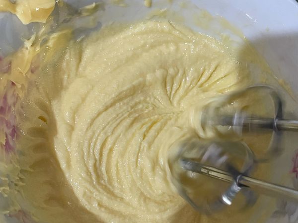 奶油軟化加入砂糖 用電動打蛋器攪至發白 
呈羽毛狀 如果融化放入冰箱冷藏 再拿出來