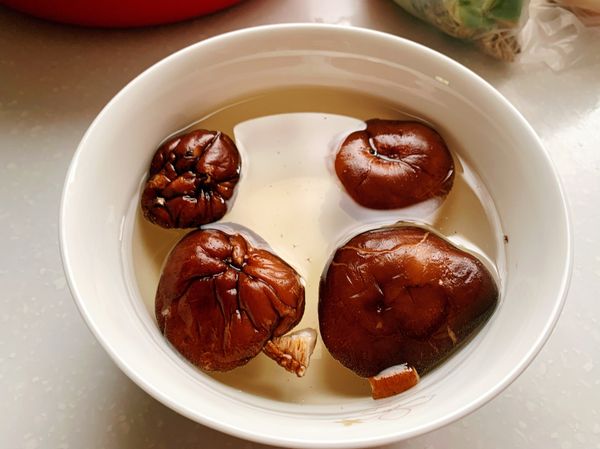 香菇泡水至軟化。（用新鮮香菇的話，可略）