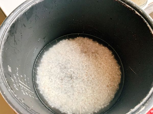 米和白藜米洗淨後待用。