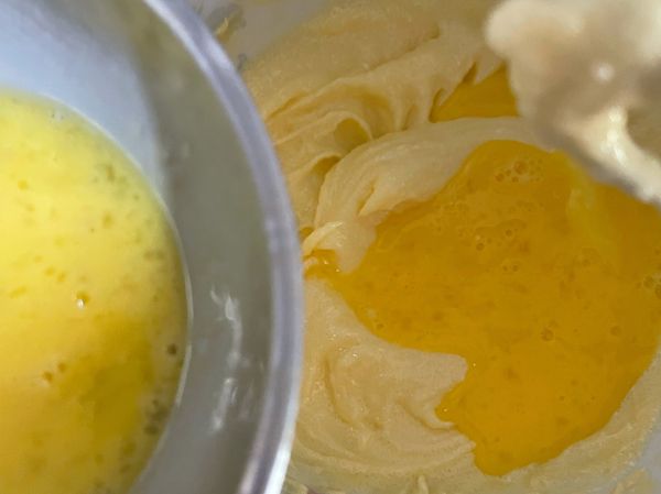 蛋打散 分三次加入攪拌均勻