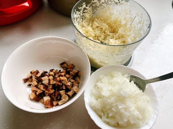 高麗菜、洋蔥、香菇切碎。