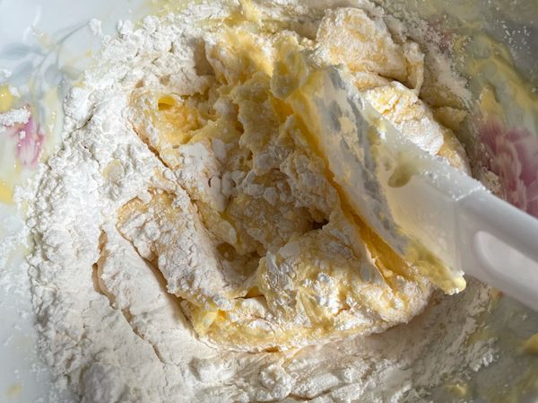 粉類過篩完加入 攪拌均勻