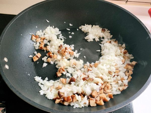 中火燒熱油，倒入洋蔥和香菇，炒至有香味後起鍋待用。