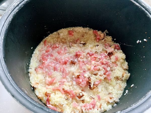 將高麗菜、絞肉和炒過的洋蔥、香菇倒入電鍋，加3000ml左右的水。（水量可按個人喜好增減）用電鍋的煮粥模式煮1小時30分鐘左右。