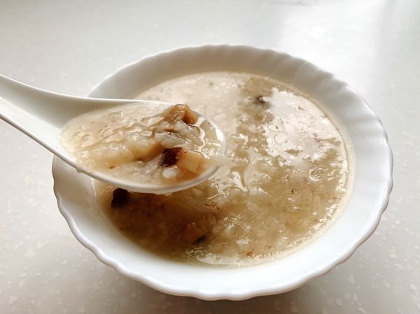 待粥煮好後加入鹽、胡椒粉來調味即可。