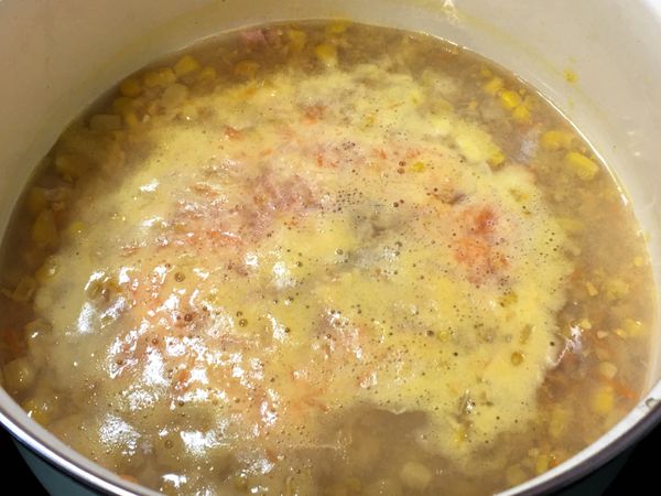 待湯再次煮滾後關火，將雞蛋打勻，倒入蛋液，蓋上鍋蓋悶1分鐘，這樣的蛋花會比較大塊、完整(若喜歡鬆散的蛋花，可以在蛋液下鍋後稍做攪拌)