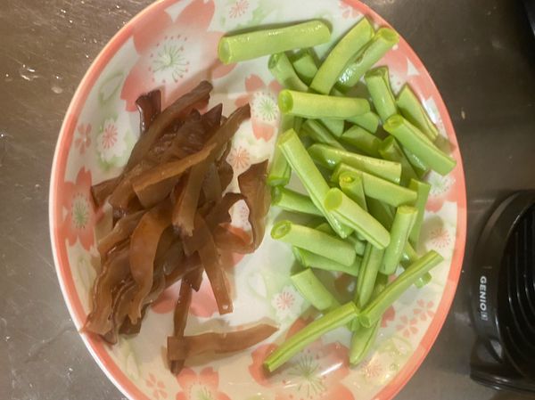 四季豆去頭尾
木耳切條
蒜頭拍碎