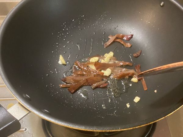 起鍋熱油
炒蒜頭木耳
