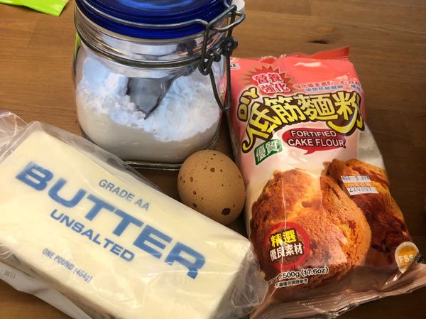作法：
📍奶油軟化後跟糖粉拌勻，加入低筋麵粉（需過篩）及蛋液。