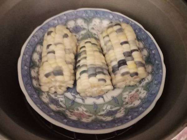 把玉米蒸熟。