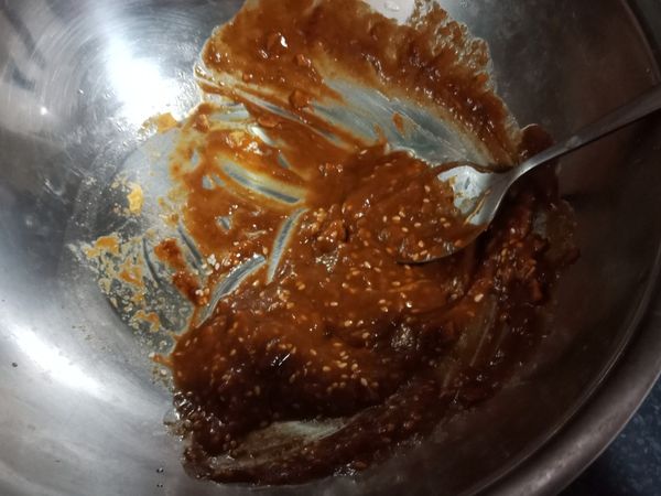 混合調味醬，把玉米脆片（不知道其零食會不會更好吃😆）捏的盡量碎一些，比較塗得上去。