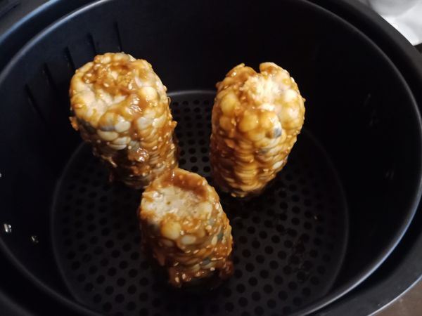 把醬均勻的抹在玉米上，放進氣炸鍋175度15分鐘（不用先預熱）。