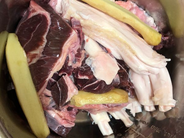 把牛肉牛筋沖過去除血水，放在一個可蒸的鍋裡面。或者是一般電鍋子，如果電鍋擺不下先把菜肉剪小但是不要太小。蒸煮時才不會融化掉。