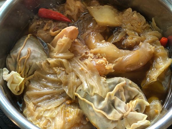 高麗菜本身會出水如果您不要太多的汁液出現可以不加水進行蒸煮。若需要汁液當作是拌飯麵的滷水可以把水加多一點至食材的高度。如果您使用的是電鍋請務必外鍋加水或分段加水到可以蒸90分鐘以上的量。