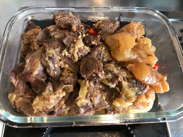 確定蒸煮了90分鐘之後，讓鍋子悶30分鐘。把肉類以及菜類分開保存或放在可以冷凍的夾鏈帶進行小包裝的分裝。滷汁也可以分裝成一小包冷凍。原因在於食材不一樣，混在一起容易無法控制食物的新鮮度。例如肉類可以保存的期限和蔬菜不一樣。蔬菜容易因冷凍而流逝營養建議盡早食用。