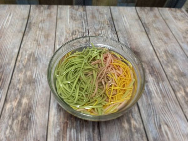 燒一鍋水下麵去，水滾後蔬菜麵條下鍋，滾約3-5分鐘 (視火候), 可以在煮的過程中試一下麵的軟硬度，不可以太軟哦。
起鍋後，放入"冷開水"中放涼一下，
愛吃涼的，可入冰水泡一下3鐘。不能太久，會變硬哦 ...