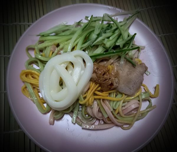 放入涼麵 + 小黃瓜絲 + 紅蘿蔔絲 ，淋上涼麵醬汁 ，外加美奶滋
完美